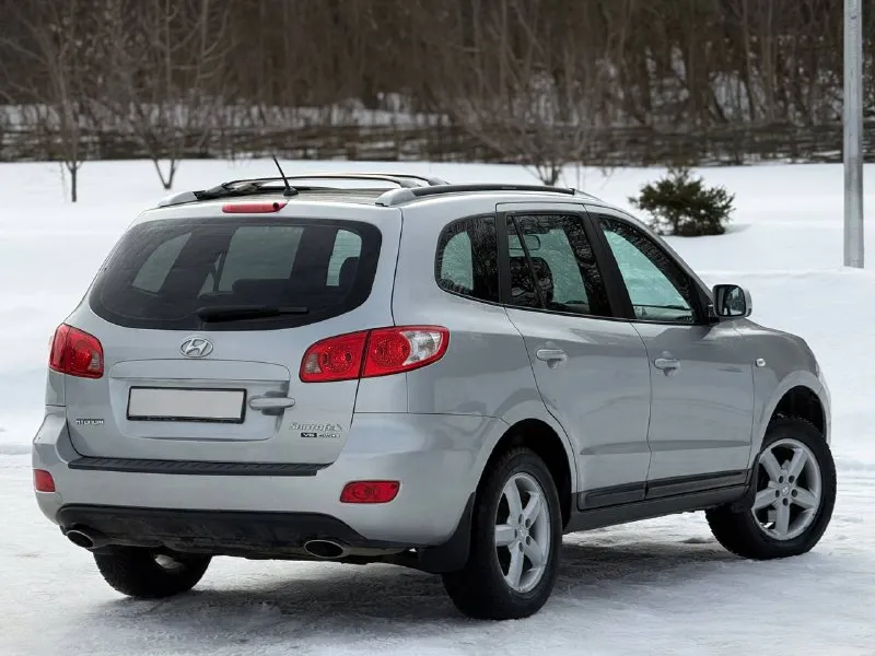 Hyundai santa fe, 2.7 л (190 л. с) 4wd. двигатель - (g6ea) считается лучшим в линейке, работает идеально, едва слышно, масло свежее, комплект грм с помпой заменён в ноябре 2025г. автомат переключает отлично, никаких толчков, пинков и пробуксовок, частичная замена масла произведена в сентябре месяце. ходовая часть обслуживалась в конце декабря, нареканий нет. техосмотр пройден. авто готово к оформлению. оригинальный птс. автотека зелёная. без дтп. родной окрас кузова. гнили, ржавчины - нету. днище, пороги и арки - целые. остекление заводское включая лобовое стекло. резины два комплекта. я собственник, автомобиль на местном учёте (180 регион) свежий техосмотр в подарок. торги исключены. цена : 950,000 рублей. территориально находится в г макеевка (центр) контакты : +7 (949) 363-52-68 - фотография - 7