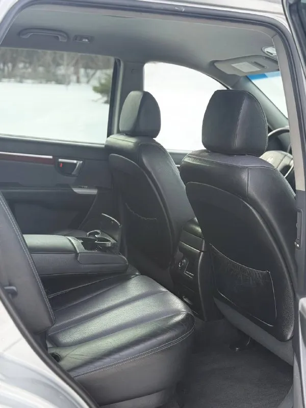 Hyundai santa fe, 2.7 л (190 л. с) 4wd. двигатель - (g6ea) считается лучшим в линейке, работает идеально, едва слышно, масло свежее, комплект грм с помпой заменён в ноябре 2025г. автомат переключает отлично, никаких толчков, пинков и пробуксовок, частичная замена масла произведена в сентябре месяце. ходовая часть обслуживалась в конце декабря, нареканий нет. техосмотр пройден. авто готово к оформлению. оригинальный птс. автотека зелёная. без дтп. родной окрас кузова. гнили, ржавчины - нету. днище, пороги и арки - целые. остекление заводское включая лобовое стекло. резины два комплекта. я собственник, автомобиль на местном учёте (180 регион) свежий техосмотр в подарок. торги исключены. цена : 950,000 рублей. территориально находится в г макеевка (центр) контакты : +7 (949) 363-52-68 - фотография - 8