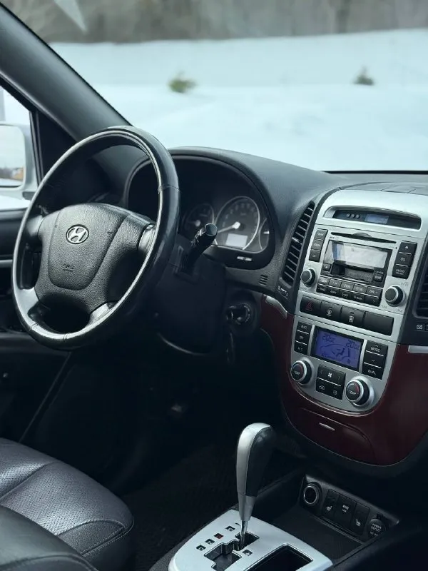 Hyundai santa fe, 2.7 л (190 л. с) 4wd. двигатель - (g6ea) считается лучшим в линейке, работает идеально, едва слышно, масло свежее, комплект грм с помпой заменён в ноябре 2025г. автомат переключает отлично, никаких толчков, пинков и пробуксовок, частичная замена масла произведена в сентябре месяце. ходовая часть обслуживалась в конце декабря, нареканий нет. техосмотр пройден. авто готово к оформлению. оригинальный птс. автотека зелёная. без дтп. родной окрас кузова. гнили, ржавчины - нету. днище, пороги и арки - целые. остекление заводское включая лобовое стекло. резины два комплекта. я собственник, автомобиль на местном учёте (180 регион) свежий техосмотр в подарок. торги исключены. цена : 950,000 рублей. территориально находится в г макеевка (центр) контакты : +7 (949) 363-52-68 - фотография - 9
