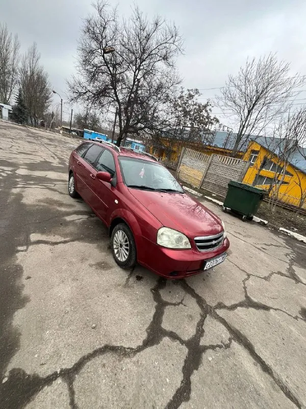 Собственник !!! продам лачетти 2007 года в кузове универсал. объем двигателя 1.6 пробег 269000 км ( ничего никогда не крутили) по факту 2 владелец 90% машины в родном окрасе присутствуют царапинки и другие следы эксплуатации. кондёр обслужен и работает. печка дует, подогревы работают. салон нормальный машина на ходу каждый день. перекупы не беспокойте, за 500 не продам. с продажей не спешу. цена 595000 торг будет реальному покупателю всем удачных продаж и покупок! +79497956303 +79493903302 г. донецк - фотография - 2