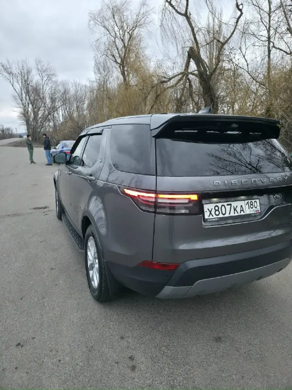 Продам land rover discovery v 2018 г. в. пробег 63000.двигатель 2.0 дизель,240 л. с. автомобиль в отличном состоянии, бережная эксплуатация. салон кожа, чистый, без затёртостей. бездорожья авто не видело. цена 4500000. осмотр енакиево. +79495111958 📞 звоните: +7(949)5111958 - фотография - 4