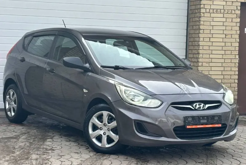 Продам hyundai solaris год выпуска:2014 объем двигателя: 1,6 123.лс кпп автомат отличная комплектация: климат-контроль, датчик света, abs, esp, подогрев сидений, мульти руль, 4.эл стекла подъемника, электро зеркала, подушки безопасности, хорошая акустика, планшет андроид, камера заднего вида, парктроник, сигнализация, кузов в отличном состоянии! рыжиков вздутия и прочего нет от слова совсем! техническии авто вложений не требует. своевременное сезонное обслуживание, заправка и замена фильтров. автомобиль без вложения!! по запросу скину видео обзор. по документам полный порядок. цена 900.000.р возможен торг реальному покупателю! номер телефона +7949-693-58-50 +7949-564-47-36 г. донецк - фотография - 2