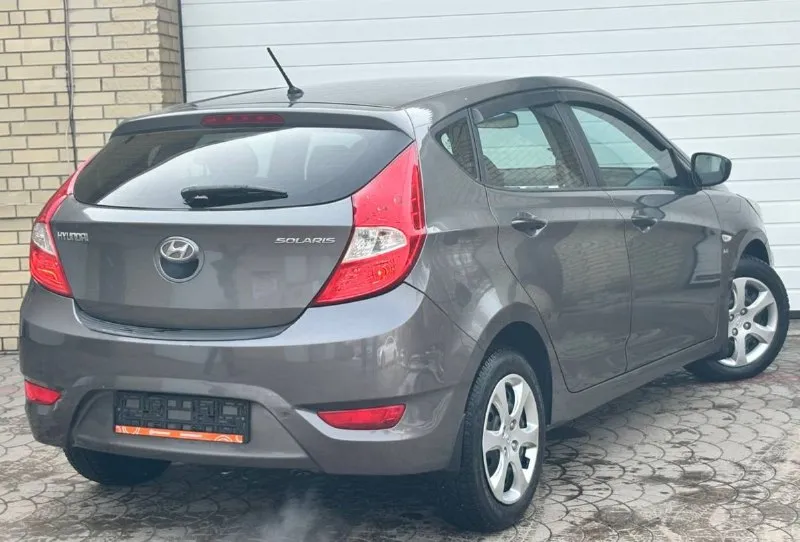 Продам hyundai solaris год выпуска:2014 объем двигателя: 1,6 123.лс кпп автомат отличная комплектация: климат-контроль, датчик света, abs, esp, подогрев сидений, мульти руль, 4.эл стекла подъемника, электро зеркала, подушки безопасности, хорошая акустика, планшет андроид, камера заднего вида, парктроник, сигнализация, кузов в отличном состоянии! рыжиков вздутия и прочего нет от слова совсем! техническии авто вложений не требует. своевременное сезонное обслуживание, заправка и замена фильтров. автомобиль без вложения!! по запросу скину видео обзор. по документам полный порядок. цена 900.000.р возможен торг реальному покупателю! номер телефона +7949-693-58-50 +7949-564-47-36 г. донецк - фотография - 3