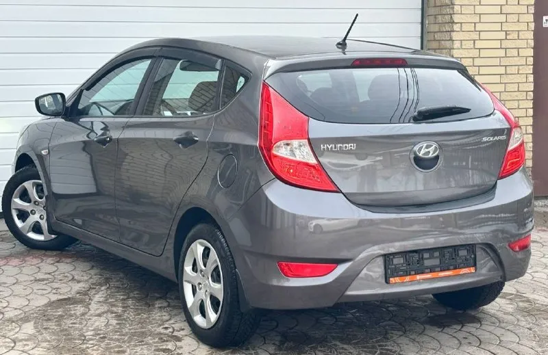 Продам hyundai solaris год выпуска:2014 объем двигателя: 1,6 123.лс кпп автомат отличная комплектация: климат-контроль, датчик света, abs, esp, подогрев сидений, мульти руль, 4.эл стекла подъемника, электро зеркала, подушки безопасности, хорошая акустика, планшет андроид, камера заднего вида, парктроник, сигнализация, кузов в отличном состоянии! рыжиков вздутия и прочего нет от слова совсем! техническии авто вложений не требует. своевременное сезонное обслуживание, заправка и замена фильтров. автомобиль без вложения!! по запросу скину видео обзор. по документам полный порядок. цена 900.000.р возможен торг реальному покупателю! номер телефона +7949-693-58-50 +7949-564-47-36 г. донецк - фотография - 4