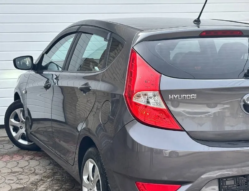 Продам hyundai solaris год выпуска:2014 объем двигателя: 1,6 123.лс кпп автомат отличная комплектация: климат-контроль, датчик света, abs, esp, подогрев сидений, мульти руль, 4.эл стекла подъемника, электро зеркала, подушки безопасности, хорошая акустика, планшет андроид, камера заднего вида, парктроник, сигнализация, кузов в отличном состоянии! рыжиков вздутия и прочего нет от слова совсем! техническии авто вложений не требует. своевременное сезонное обслуживание, заправка и замена фильтров. автомобиль без вложения!! по запросу скину видео обзор. по документам полный порядок. цена 900.000.р возможен торг реальному покупателю! номер телефона +7949-693-58-50 +7949-564-47-36 г. донецк - фотография - 5