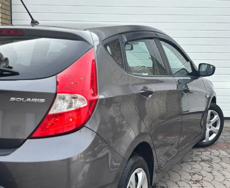 Продам hyundai solaris год выпуска:2014 объем двигателя: 1,6 123.лс кпп автомат отличная комплектация: климат-контроль, датчик света, abs, esp, подогрев сидений, мульти руль, 4.эл стекла подъемника, электро зеркала, подушки безопасности, хорошая акустика, планшет андроид, камера заднего вида, парктроник, сигнализация, кузов в отличном состоянии! рыжиков вздутия и прочего нет от слова совсем! техническии авто вложений не требует. своевременное сезонное обслуживание, заправка и замена фильтров. автомобиль без вложения!! по запросу скину видео обзор. по документам полный порядок. цена 900.000.р возможен торг реальному покупателю! номер телефона +7949-693-58-50 +7949-564-47-36 г. донецк - фотография - 6