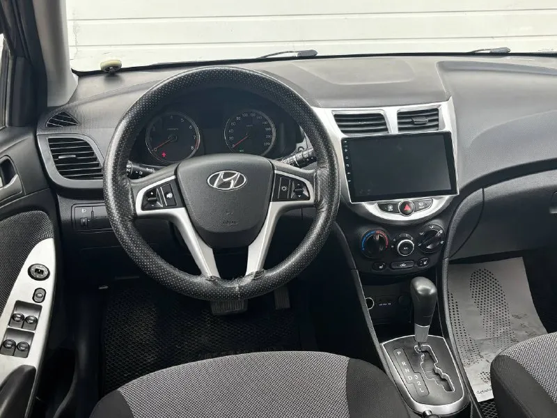 Продам hyundai solaris год выпуска:2014 объем двигателя: 1,6 123.лс кпп автомат отличная комплектация: климат-контроль, датчик света, abs, esp, подогрев сидений, мульти руль, 4.эл стекла подъемника, электро зеркала, подушки безопасности, хорошая акустика, планшет андроид, камера заднего вида, парктроник, сигнализация, кузов в отличном состоянии! рыжиков вздутия и прочего нет от слова совсем! техническии авто вложений не требует. своевременное сезонное обслуживание, заправка и замена фильтров. автомобиль без вложения!! по запросу скину видео обзор. по документам полный порядок. цена 900.000.р возможен торг реальному покупателю! номер телефона +7949-693-58-50 +7949-564-47-36 г. донецк - фотография - 8