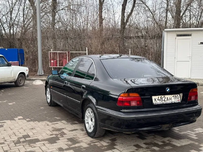 Продам bmw e39 2000 год 2 литра турбо мкпп родной пробег 320к работает отлично, тарахтит как надо, не троит, масло ни ест ни грамма поменян шкив, поменяны прокладки, сальники двигателя, стоит новая турбина, новый термостат бош, и много чего еще обслужено, всю жизнь заливалось оригинальное масло bmw и временами мотюл новая ходовая, ничего не гремит не стучит, стоят хорошие передние стойки, стоит новая муфта кардана оригинальные фары hella спереди и сзади новый аккумулятор коробка 5 ступенчатая механика, передачи не вылетают, кулиса в нормальном состоянии, ничего не хрустит, переключается все хорошо был сделан ребилд генератора была обслужена рулевая рейка 2 хозяина за все время всю жизнь в одной семье, была привезена в 2011 году из германии все бумажки все документы есть переоформление без проблем, никаких штрафов, запретов не висит два комплекта дисков на резине, лето, зима кондер был заправлен прошлым летом, печка жарит очень хорошо по электри 📞 звоните: +7(949)9987030 - фотография - 2