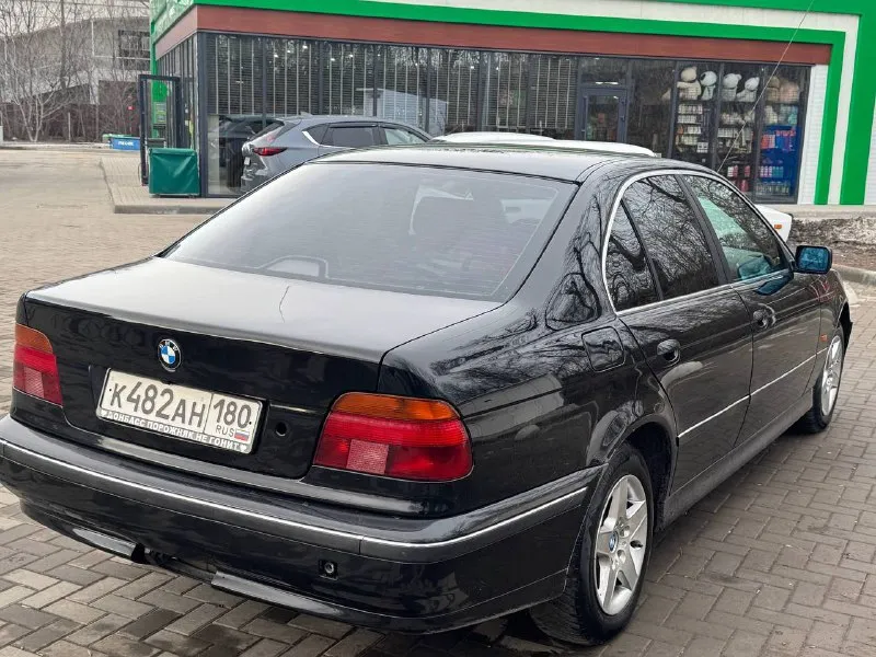 Продам bmw e39 2000 год 2 литра турбо мкпп родной пробег 320к работает отлично, тарахтит как надо, не троит, масло ни ест ни грамма поменян шкив, поменяны прокладки, сальники двигателя, стоит новая турбина, новый термостат бош, и много чего еще обслужено, всю жизнь заливалось оригинальное масло bmw и временами мотюл новая ходовая, ничего не гремит не стучит, стоят хорошие передние стойки, стоит новая муфта кардана оригинальные фары hella спереди и сзади новый аккумулятор коробка 5 ступенчатая механика, передачи не вылетают, кулиса в нормальном состоянии, ничего не хрустит, переключается все хорошо был сделан ребилд генератора была обслужена рулевая рейка 2 хозяина за все время всю жизнь в одной семье, была привезена в 2011 году из германии все бумажки все документы есть переоформление без проблем, никаких штрафов, запретов не висит два комплекта дисков на резине, лето, зима кондер был заправлен прошлым летом, печка жарит очень хорошо по электри 📞 звоните: +7(949)9987030 - фотография - 3