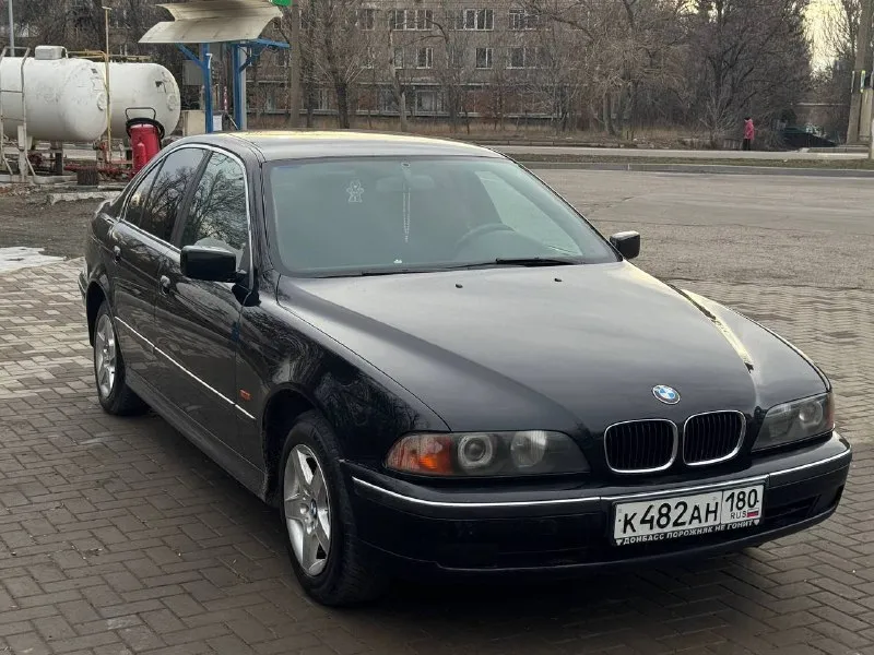 Продам bmw e39 2000 год 2 литра турбо мкпп родной пробег 320к работает отлично, тарахтит как надо, не троит, масло ни ест ни грамма поменян шкив, поменяны прокладки, сальники двигателя, стоит новая турбина, новый термостат бош, и много чего еще обслужено, всю жизнь заливалось оригинальное масло bmw и временами мотюл новая ходовая, ничего не гремит не стучит, стоят хорошие передние стойки, стоит новая муфта кардана оригинальные фары hella спереди и сзади новый аккумулятор коробка 5 ступенчатая механика, передачи не вылетают, кулиса в нормальном состоянии, ничего не хрустит, переключается все хорошо был сделан ребилд генератора была обслужена рулевая рейка 2 хозяина за все время всю жизнь в одной семье, была привезена в 2011 году из германии все бумажки все документы есть переоформление без проблем, никаких штрафов, запретов не висит два комплекта дисков на резине, лето, зима кондер был заправлен прошлым летом, печка жарит очень хорошо по электри 📞 звоните: +7(949)9987030 - фотография - 4