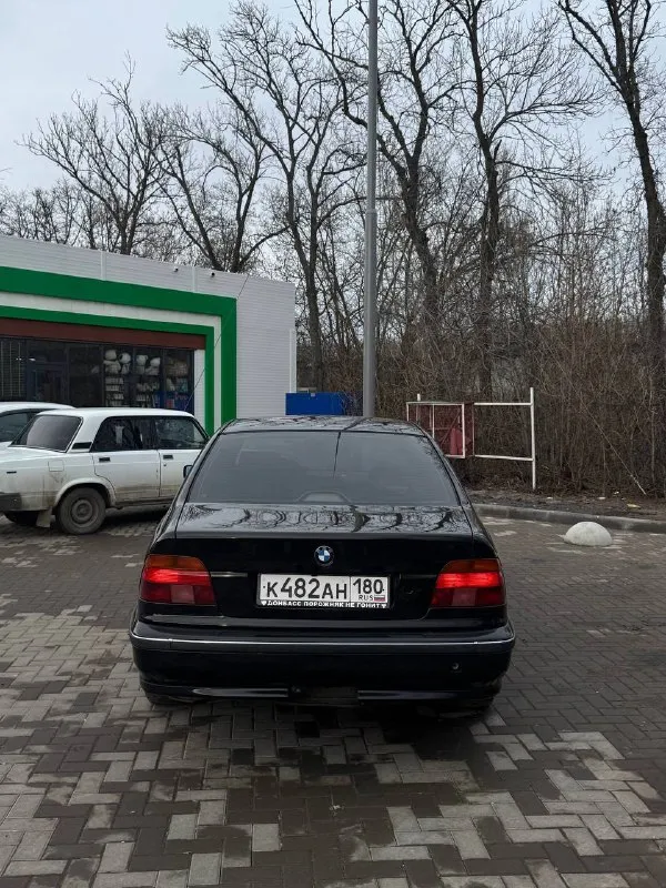 Продам bmw e39 2000 год 2 литра турбо мкпп родной пробег 320к работает отлично, тарахтит как надо, не троит, масло ни ест ни грамма поменян шкив, поменяны прокладки, сальники двигателя, стоит новая турбина, новый термостат бош, и много чего еще обслужено, всю жизнь заливалось оригинальное масло bmw и временами мотюл новая ходовая, ничего не гремит не стучит, стоят хорошие передние стойки, стоит новая муфта кардана оригинальные фары hella спереди и сзади новый аккумулятор коробка 5 ступенчатая механика, передачи не вылетают, кулиса в нормальном состоянии, ничего не хрустит, переключается все хорошо был сделан ребилд генератора была обслужена рулевая рейка 2 хозяина за все время всю жизнь в одной семье, была привезена в 2011 году из германии все бумажки все документы есть переоформление без проблем, никаких штрафов, запретов не висит два комплекта дисков на резине, лето, зима кондер был заправлен прошлым летом, печка жарит очень хорошо по электри 📞 звоните: +7(949)9987030 - фотография - 5