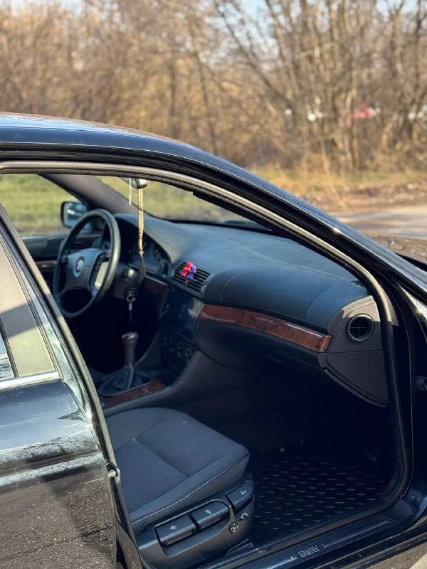 Продам bmw e39 2000 год 2 литра турбо мкпп родной пробег 320к работает отлично, тарахтит как надо, не троит, масло ни ест ни грамма поменян шкив, поменяны прокладки, сальники двигателя, стоит новая турбина, новый термостат бош, и много чего еще обслужено, всю жизнь заливалось оригинальное масло bmw и временами мотюл новая ходовая, ничего не гремит не стучит, стоят хорошие передние стойки, стоит новая муфта кардана оригинальные фары hella спереди и сзади новый аккумулятор коробка 5 ступенчатая механика, передачи не вылетают, кулиса в нормальном состоянии, ничего не хрустит, переключается все хорошо был сделан ребилд генератора была обслужена рулевая рейка 2 хозяина за все время всю жизнь в одной семье, была привезена в 2011 году из германии все бумажки все документы есть переоформление без проблем, никаких штрафов, запретов не висит два комплекта дисков на резине, лето, зима кондер был заправлен прошлым летом, печка жарит очень хорошо по электри 📞 звоните: +7(949)9987030 - фотография - 6