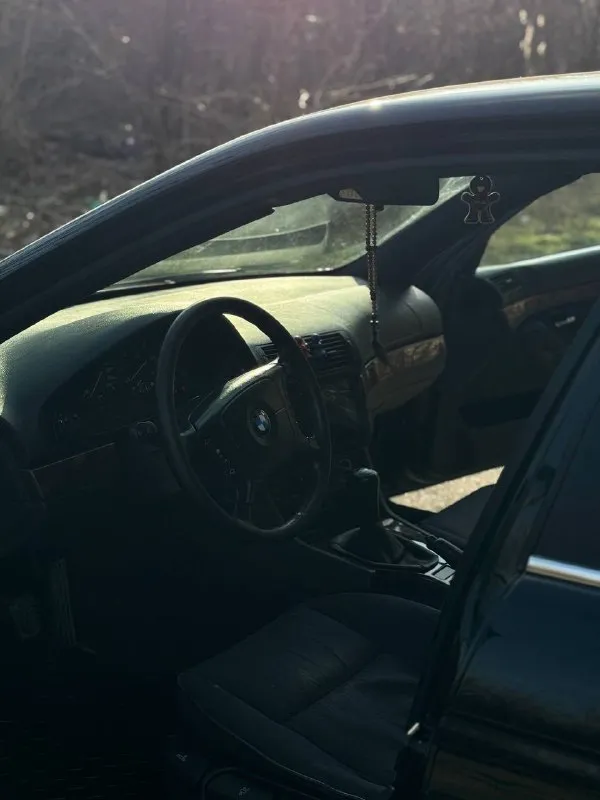 Продам bmw e39 2000 год 2 литра турбо мкпп родной пробег 320к работает отлично, тарахтит как надо, не троит, масло ни ест ни грамма поменян шкив, поменяны прокладки, сальники двигателя, стоит новая турбина, новый термостат бош, и много чего еще обслужено, всю жизнь заливалось оригинальное масло bmw и временами мотюл новая ходовая, ничего не гремит не стучит, стоят хорошие передние стойки, стоит новая муфта кардана оригинальные фары hella спереди и сзади новый аккумулятор коробка 5 ступенчатая механика, передачи не вылетают, кулиса в нормальном состоянии, ничего не хрустит, переключается все хорошо был сделан ребилд генератора была обслужена рулевая рейка 2 хозяина за все время всю жизнь в одной семье, была привезена в 2011 году из германии все бумажки все документы есть переоформление без проблем, никаких штрафов, запретов не висит два комплекта дисков на резине, лето, зима кондер был заправлен прошлым летом, печка жарит очень хорошо по электри 📞 звоните: +7(949)9987030 - фотография - 7