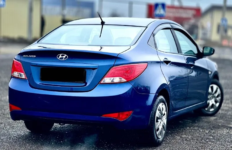 Продам hyundai solaris год выпуска-2016 родной пробег-135.000км коробка-автомат (айсин) объем двигателя: 1.4 цена 940.000₽ возможен обмен или покупка в кредит. комплектация-active plus: кондиционер, подогрев передних сидений, 4 стеклоподъемника, обогрев переднего и заднего стекла, мульти руль и хорошая мульти медиа. по состоянии кузова-мотора и коробка все прекрасно и работает так как должно работать! авто не требует вложений от слова совсем разве что замена масла через 2.000км за все время эксплуатации не одного дтп! автотека зеленая! не такси!!! на машине ездили аккуратно и с умом! по этому все авто выглядит опрятно как и по кузову так и по солону. стоят 15 р колеса резина зимняя в хорошем состоянии, летняя резина в подарок) звоните по номеру телефона: +79497031926 - фотография - 3