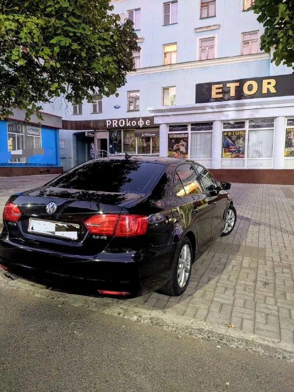 🚘 марка и модель: volkswagen jetta se (p7). 📏 пробег: 173 000 📆 год: 2012 📝 описание: двигатель 2,5 масло не ест ни грамма, меняю каждые 6 тыс км, не экономлю на автомобиле. установлено газовое оборудование с баком в нише запасного колеса. aкпп aisin 6-ступенчатая гидротрансформатор, полностью обслужен. по электрике работает каждая кнопочка. всё остекление оригинальное включая лобовое. один хозяин. комплектация: люк кожаный двухцветный салон кожаные руль микролифт сиденья полный электорпакет подогрев и электро регулировка зеркал подогрев передних сидений 4 эл. стеклоподъемника регулировка руля обогрев заднего стекла кондиционер ориг. легкосплавные диски 2 комплекта новой резины на дисках 2 ключа. магнитола с большим экраном aux, usb, cd чейнджер, mp3, bluetooth, от автомобиля не избавляюсь, любой вид переоформления, осмотр на сто за ваш счёт. цена: 1 299 000р. 📞 город и телефон: макеевка +7949 384 7200 📲 tg: @scorpion_3636 📞 звоните: +7(949)3847200 - фотография - 2