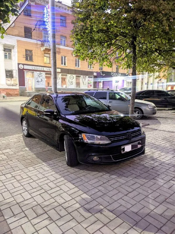 🚘 марка и модель: volkswagen jetta se (p7). 📏 пробег: 173 000 📆 год: 2012 📝 описание: двигатель 2,5 масло не ест ни грамма, меняю каждые 6 тыс км, не экономлю на автомобиле. установлено газовое оборудование с баком в нише запасного колеса. aкпп aisin 6-ступенчатая гидротрансформатор, полностью обслужен. по электрике работает каждая кнопочка. всё остекление оригинальное включая лобовое. один хозяин. комплектация: люк кожаный двухцветный салон кожаные руль микролифт сиденья полный электорпакет подогрев и электро регулировка зеркал подогрев передних сидений 4 эл. стеклоподъемника регулировка руля обогрев заднего стекла кондиционер ориг. легкосплавные диски 2 комплекта новой резины на дисках 2 ключа. магнитола с большим экраном aux, usb, cd чейнджер, mp3, bluetooth, от автомобиля не избавляюсь, любой вид переоформления, осмотр на сто за ваш счёт. цена: 1 299 000р. 📞 город и телефон: макеевка +7949 384 7200 📲 tg: @scorpion_3636 📞 звоните: +7(949)3847200 - фотография - 3