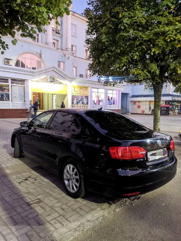 🚘 марка и модель: volkswagen jetta se (p7). 📏 пробег: 173 000 📆 год: 2012 📝 описание: двигатель 2,5 масло не ест ни грамма, меняю каждые 6 тыс км, не экономлю на автомобиле. установлено газовое оборудование с баком в нише запасного колеса. aкпп aisin 6-ступенчатая гидротрансформатор, полностью обслужен. по электрике работает каждая кнопочка. всё остекление оригинальное включая лобовое. один хозяин. комплектация: люк кожаный двухцветный салон кожаные руль микролифт сиденья полный электорпакет подогрев и электро регулировка зеркал подогрев передних сидений 4 эл. стеклоподъемника регулировка руля обогрев заднего стекла кондиционер ориг. легкосплавные диски 2 комплекта новой резины на дисках 2 ключа. магнитола с большим экраном aux, usb, cd чейнджер, mp3, bluetooth, от автомобиля не избавляюсь, любой вид переоформления, осмотр на сто за ваш счёт. цена: 1 299 000р. 📞 город и телефон: макеевка +7949 384 7200 📲 tg: @scorpion_3636 📞 звоните: +7(949)3847200 - фотография - 4