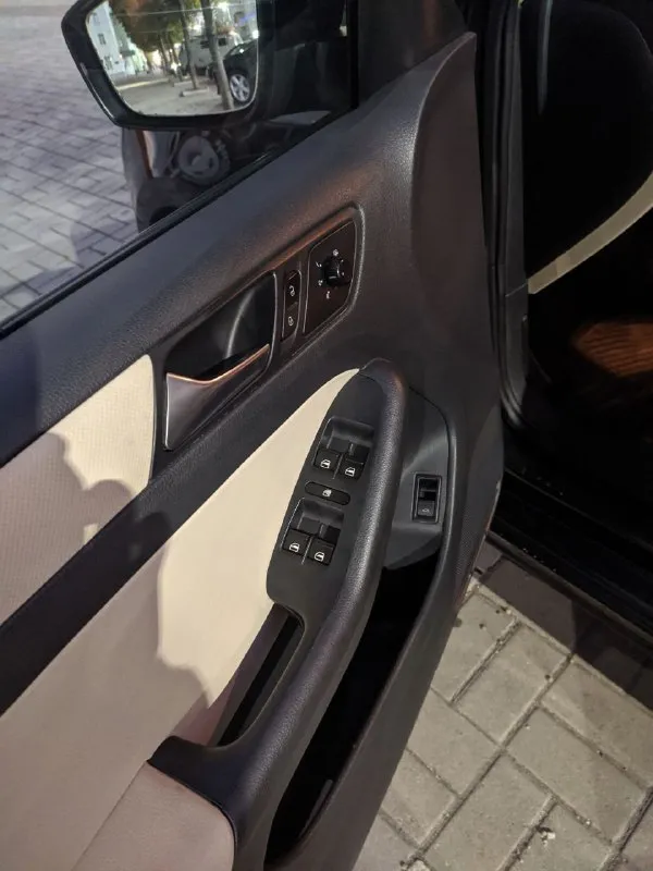 🚘 марка и модель: volkswagen jetta se (p7). 📏 пробег: 173 000 📆 год: 2012 📝 описание: двигатель 2,5 масло не ест ни грамма, меняю каждые 6 тыс км, не экономлю на автомобиле. установлено газовое оборудование с баком в нише запасного колеса. aкпп aisin 6-ступенчатая гидротрансформатор, полностью обслужен. по электрике работает каждая кнопочка. всё остекление оригинальное включая лобовое. один хозяин. комплектация: люк кожаный двухцветный салон кожаные руль микролифт сиденья полный электорпакет подогрев и электро регулировка зеркал подогрев передних сидений 4 эл. стеклоподъемника регулировка руля обогрев заднего стекла кондиционер ориг. легкосплавные диски 2 комплекта новой резины на дисках 2 ключа. магнитола с большим экраном aux, usb, cd чейнджер, mp3, bluetooth, от автомобиля не избавляюсь, любой вид переоформления, осмотр на сто за ваш счёт. цена: 1 299 000р. 📞 город и телефон: макеевка +7949 384 7200 📲 tg: @scorpion_3636 📞 звоните: +7(949)3847200 - фотография - 5