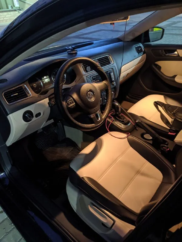 🚘 марка и модель: volkswagen jetta se (p7). 📏 пробег: 173 000 📆 год: 2012 📝 описание: двигатель 2,5 масло не ест ни грамма, меняю каждые 6 тыс км, не экономлю на автомобиле. установлено газовое оборудование с баком в нише запасного колеса. aкпп aisin 6-ступенчатая гидротрансформатор, полностью обслужен. по электрике работает каждая кнопочка. всё остекление оригинальное включая лобовое. один хозяин. комплектация: люк кожаный двухцветный салон кожаные руль микролифт сиденья полный электорпакет подогрев и электро регулировка зеркал подогрев передних сидений 4 эл. стеклоподъемника регулировка руля обогрев заднего стекла кондиционер ориг. легкосплавные диски 2 комплекта новой резины на дисках 2 ключа. магнитола с большим экраном aux, usb, cd чейнджер, mp3, bluetooth, от автомобиля не избавляюсь, любой вид переоформления, осмотр на сто за ваш счёт. цена: 1 299 000р. 📞 город и телефон: макеевка +7949 384 7200 📲 tg: @scorpion_3636 📞 звоните: +7(949)3847200 - фотография - 6