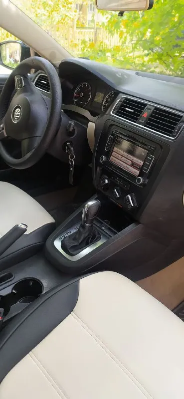 🚘 марка и модель: volkswagen jetta se (p7). 📏 пробег: 173 000 📆 год: 2012 📝 описание: двигатель 2,5 масло не ест ни грамма, меняю каждые 6 тыс км, не экономлю на автомобиле. установлено газовое оборудование с баком в нише запасного колеса. aкпп aisin 6-ступенчатая гидротрансформатор, полностью обслужен. по электрике работает каждая кнопочка. всё остекление оригинальное включая лобовое. один хозяин. комплектация: люк кожаный двухцветный салон кожаные руль микролифт сиденья полный электорпакет подогрев и электро регулировка зеркал подогрев передних сидений 4 эл. стеклоподъемника регулировка руля обогрев заднего стекла кондиционер ориг. легкосплавные диски 2 комплекта новой резины на дисках 2 ключа. магнитола с большим экраном aux, usb, cd чейнджер, mp3, bluetooth, от автомобиля не избавляюсь, любой вид переоформления, осмотр на сто за ваш счёт. цена: 1 299 000р. 📞 город и телефон: макеевка +7949 384 7200 📲 tg: @scorpion_3636 📞 звоните: +7(949)3847200 - фотография - 8