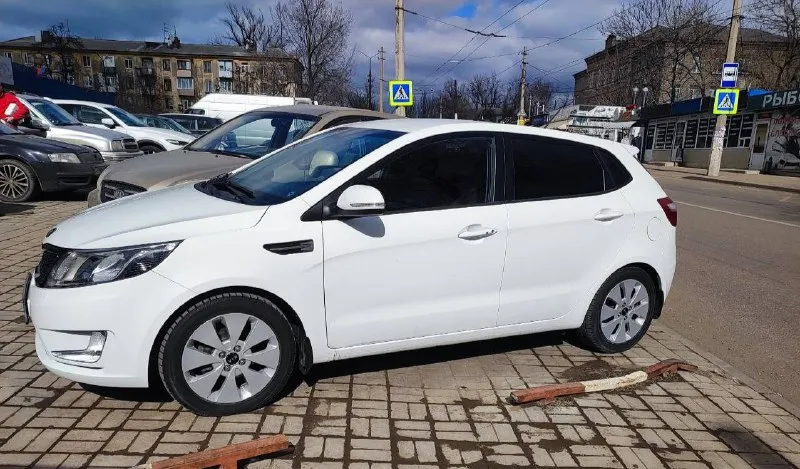 Продам
Кia rio 1.6 ат 2014
Родной пробег, заводской окрас.
В максимальной, что есть, комплектации.
Редкий на сегодняшний день экземпляр. Авто полностью обработано антикором! Зоны риска обтянуты защитной пленкой, капот, стойки часть крыши. Комплектация: без ключевой доступ, старт стоп, подогрев лобового стекла, руля, сидений, климат контроль, 4эсп, мультируль, круиз контроль, парктроник, сигнализация stariine с автозапуском и управлением со смартфона, 2ключа, гур, электрорегулировка зеркал, хорошая музыка с блютуз, передние и задние дисковые тормоза, два комплекта почти новой резины на дисках! Зима на дисках r16 лето на r15, мощный 1,6 мотор, автомат изумительно работает! Расход топлива 8.8/5.2, функция eco режим. Гаражное хранение, автоподбор, любые проверки без проблем.
Честный хозяйский автомобиль.
По документам идеально все.
Зеленая автотека.
Могу присутствовать при переоформлением в мрэо.
Место осмотра донецк центр.
+79493578224
1 365 000 Торг
📲 T
📲 Tg: @annet_325
📞 Звоните: +7(949)3578224 - фотография - 1