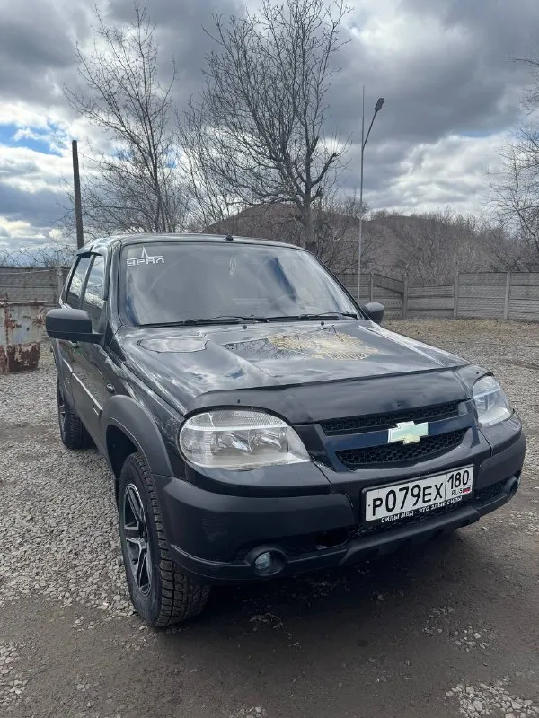 Продам chevrolet нива 2006 год андроид магнитола с карплей и сабом проекция спидометра на лобовое стекло сигнализация центральный замок на зимней резине в идеальном состоянии на красивых легкосплавных дисках по технике в хорошем состоянии довезет куда угодно без проблем запуститься в любой мороз выстоит в пробке в любую жару пробег на одометре 300000 км масло не жрет делался год назад коробка все передачи без хруста и вылетов раздатка работает как нужно салон чистый ухоженный по кузову нужно заниматься машина не новая от машины не избавляюсь, звоните пишите приезжайте смотрите цена 520₽ торг +79495752472 📲 tg: vados 📞 звоните: +7(949)5752472 - фотография - 2