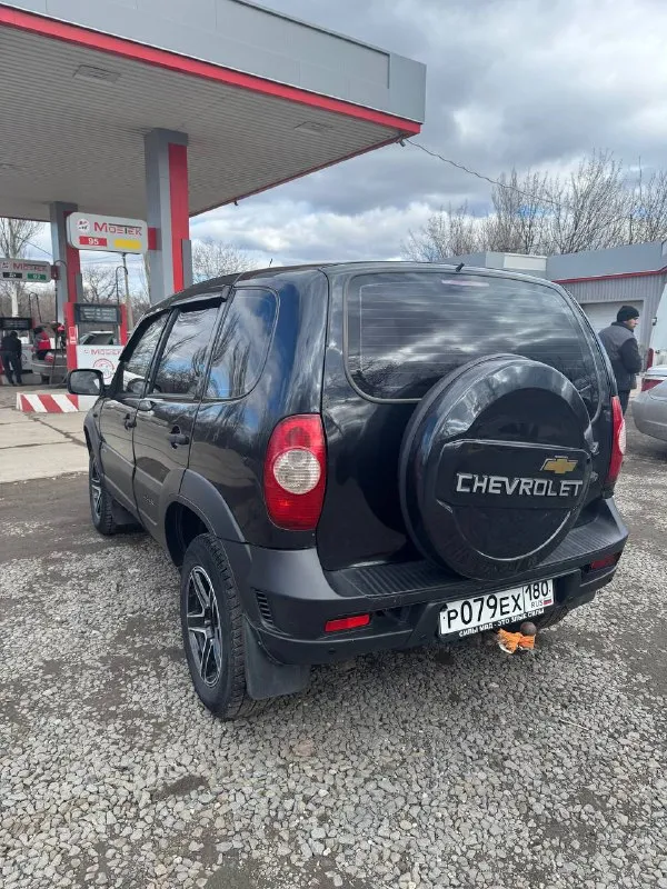 Продам chevrolet нива 2006 год андроид магнитола с карплей и сабом проекция спидометра на лобовое стекло сигнализация центральный замок на зимней резине в идеальном состоянии на красивых легкосплавных дисках по технике в хорошем состоянии довезет куда угодно без проблем запуститься в любой мороз выстоит в пробке в любую жару пробег на одометре 300000 км масло не жрет делался год назад коробка все передачи без хруста и вылетов раздатка работает как нужно салон чистый ухоженный по кузову нужно заниматься машина не новая от машины не избавляюсь, звоните пишите приезжайте смотрите цена 520₽ торг +79495752472 📲 tg: vados 📞 звоните: +7(949)5752472 - фотография - 3