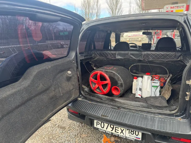 Продам chevrolet нива 2006 год андроид магнитола с карплей и сабом проекция спидометра на лобовое стекло сигнализация центральный замок на зимней резине в идеальном состоянии на красивых легкосплавных дисках по технике в хорошем состоянии довезет куда угодно без проблем запуститься в любой мороз выстоит в пробке в любую жару пробег на одометре 300000 км масло не жрет делался год назад коробка все передачи без хруста и вылетов раздатка работает как нужно салон чистый ухоженный по кузову нужно заниматься машина не новая от машины не избавляюсь, звоните пишите приезжайте смотрите цена 520₽ торг +79495752472 📲 tg: vados 📞 звоните: +7(949)5752472 - фотография - 5