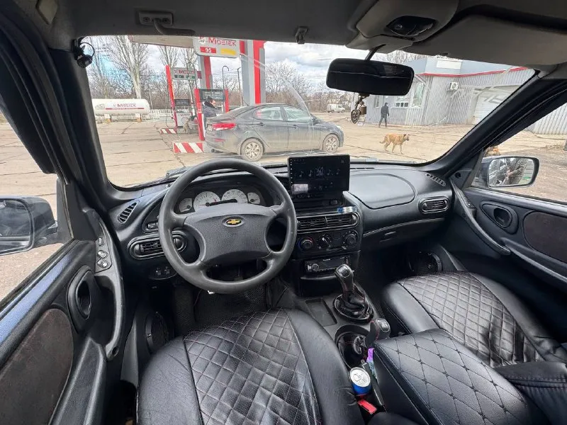 Продам chevrolet нива 2006 год андроид магнитола с карплей и сабом проекция спидометра на лобовое стекло сигнализация центральный замок на зимней резине в идеальном состоянии на красивых легкосплавных дисках по технике в хорошем состоянии довезет куда угодно без проблем запуститься в любой мороз выстоит в пробке в любую жару пробег на одометре 300000 км масло не жрет делался год назад коробка все передачи без хруста и вылетов раздатка работает как нужно салон чистый ухоженный по кузову нужно заниматься машина не новая от машины не избавляюсь, звоните пишите приезжайте смотрите цена 520₽ торг +79495752472 📲 tg: vados 📞 звоните: +7(949)5752472 - фотография - 6