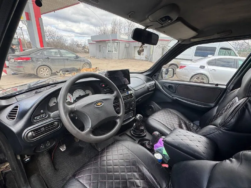 Продам chevrolet нива 2006 год андроид магнитола с карплей и сабом проекция спидометра на лобовое стекло сигнализация центральный замок на зимней резине в идеальном состоянии на красивых легкосплавных дисках по технике в хорошем состоянии довезет куда угодно без проблем запуститься в любой мороз выстоит в пробке в любую жару пробег на одометре 300000 км масло не жрет делался год назад коробка все передачи без хруста и вылетов раздатка работает как нужно салон чистый ухоженный по кузову нужно заниматься машина не новая от машины не избавляюсь, звоните пишите приезжайте смотрите цена 520₽ торг +79495752472 📲 tg: vados 📞 звоните: +7(949)5752472 - фотография - 7