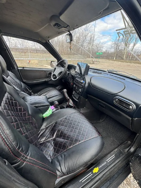 Продам chevrolet нива 2006 год андроид магнитола с карплей и сабом проекция спидометра на лобовое стекло сигнализация центральный замок на зимней резине в идеальном состоянии на красивых легкосплавных дисках по технике в хорошем состоянии довезет куда угодно без проблем запуститься в любой мороз выстоит в пробке в любую жару пробег на одометре 300000 км масло не жрет делался год назад коробка все передачи без хруста и вылетов раздатка работает как нужно салон чистый ухоженный по кузову нужно заниматься машина не новая от машины не избавляюсь, звоните пишите приезжайте смотрите цена 520₽ торг +79495752472 📲 tg: vados 📞 звоните: +7(949)5752472 - фотография - 9