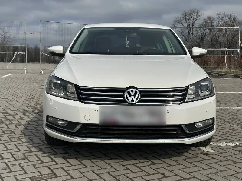 Продам volkswagen passat b7 2012 года выпуска пробег 171000 родной обьем двигателя 1.8 турбо в сочетании с 7-ступенчатой коробкой передач я второй собственник авто в отличном состоянии полностью обслужен и требуете никаких вложения, кузов в идеальном состоянии, коррозия, ржавчина отсутствует! комплектация: климат-контроль, круиз контроль, подогрев передних и задних сидений, электропривод сидения, подогрев зеркал, сенсорную аудиосистему, мультируль, парктроники перед и сзади и т. д все остальные вопросы по телефону +79493471173 цена 1.260 млн руб - фотография - 2