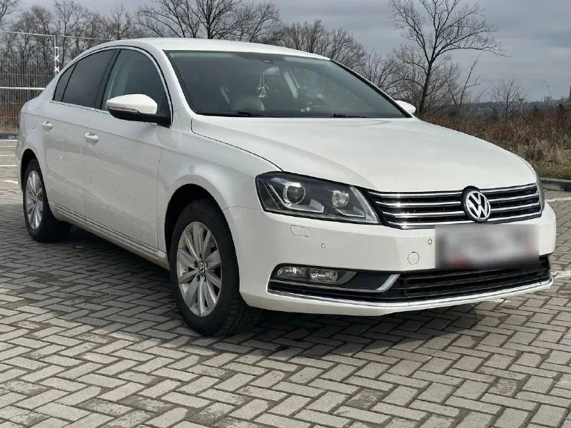Продам volkswagen passat b7 2012 года выпуска пробег 171000 родной обьем двигателя 1.8 турбо в сочетании с 7-ступенчатой коробкой передач я второй собственник авто в отличном состоянии полностью обслужен и требуете никаких вложения, кузов в идеальном состоянии, коррозия, ржавчина отсутствует! комплектация: климат-контроль, круиз контроль, подогрев передних и задних сидений, электропривод сидения, подогрев зеркал, сенсорную аудиосистему, мультируль, парктроники перед и сзади и т. д все остальные вопросы по телефону +79493471173 цена 1.260 млн руб - фотография - 3