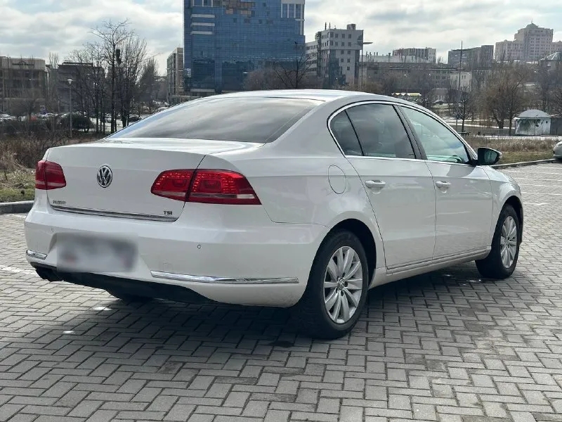 Продам volkswagen passat b7 2012 года выпуска пробег 171000 родной обьем двигателя 1.8 турбо в сочетании с 7-ступенчатой коробкой передач я второй собственник авто в отличном состоянии полностью обслужен и требуете никаких вложения, кузов в идеальном состоянии, коррозия, ржавчина отсутствует! комплектация: климат-контроль, круиз контроль, подогрев передних и задних сидений, электропривод сидения, подогрев зеркал, сенсорную аудиосистему, мультируль, парктроники перед и сзади и т. д все остальные вопросы по телефону +79493471173 цена 1.260 млн руб - фотография - 4