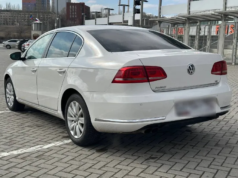 Продам volkswagen passat b7 2012 года выпуска пробег 171000 родной обьем двигателя 1.8 турбо в сочетании с 7-ступенчатой коробкой передач я второй собственник авто в отличном состоянии полностью обслужен и требуете никаких вложения, кузов в идеальном состоянии, коррозия, ржавчина отсутствует! комплектация: климат-контроль, круиз контроль, подогрев передних и задних сидений, электропривод сидения, подогрев зеркал, сенсорную аудиосистему, мультируль, парктроники перед и сзади и т. д все остальные вопросы по телефону +79493471173 цена 1.260 млн руб - фотография - 5