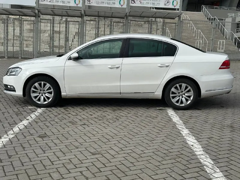 Продам volkswagen passat b7 2012 года выпуска пробег 171000 родной обьем двигателя 1.8 турбо в сочетании с 7-ступенчатой коробкой передач я второй собственник авто в отличном состоянии полностью обслужен и требуете никаких вложения, кузов в идеальном состоянии, коррозия, ржавчина отсутствует! комплектация: климат-контроль, круиз контроль, подогрев передних и задних сидений, электропривод сидения, подогрев зеркал, сенсорную аудиосистему, мультируль, парктроники перед и сзади и т. д все остальные вопросы по телефону +79493471173 цена 1.260 млн руб - фотография - 6