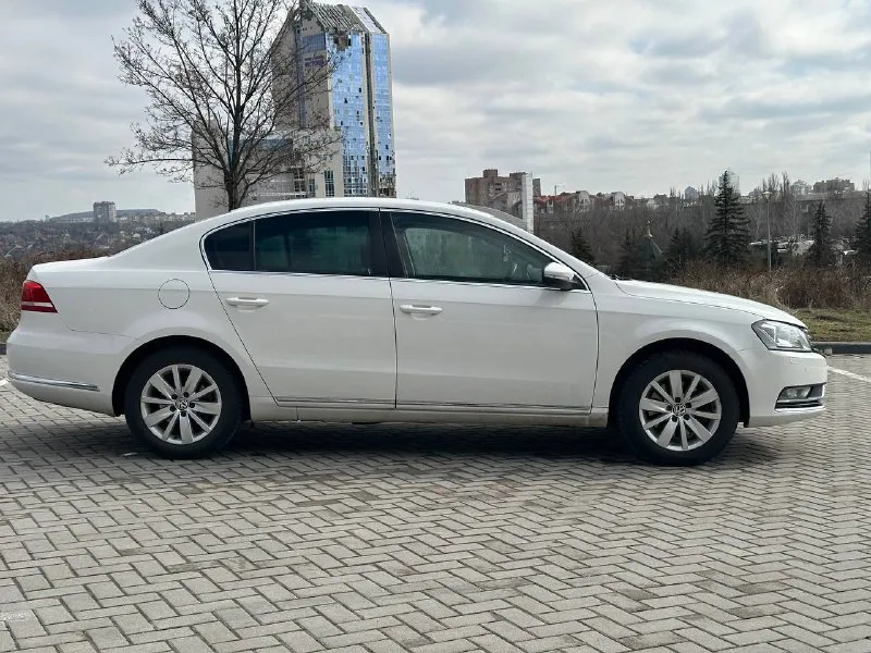 Продам volkswagen passat b7 2012 года выпуска пробег 171000 родной обьем двигателя 1.8 турбо в сочетании с 7-ступенчатой коробкой передач я второй собственник авто в отличном состоянии полностью обслужен и требуете никаких вложения, кузов в идеальном состоянии, коррозия, ржавчина отсутствует! комплектация: климат-контроль, круиз контроль, подогрев передних и задних сидений, электропривод сидения, подогрев зеркал, сенсорную аудиосистему, мультируль, парктроники перед и сзади и т. д все остальные вопросы по телефону +79493471173 цена 1.260 млн руб - фотография - 7