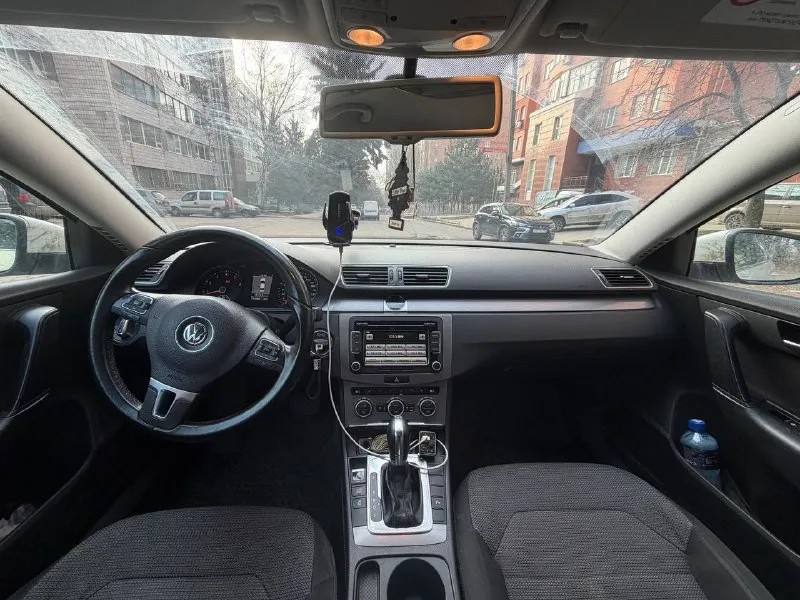 Продам volkswagen passat b7 2012 года выпуска пробег 171000 родной обьем двигателя 1.8 турбо в сочетании с 7-ступенчатой коробкой передач я второй собственник авто в отличном состоянии полностью обслужен и требуете никаких вложения, кузов в идеальном состоянии, коррозия, ржавчина отсутствует! комплектация: климат-контроль, круиз контроль, подогрев передних и задних сидений, электропривод сидения, подогрев зеркал, сенсорную аудиосистему, мультируль, парктроники перед и сзади и т. д все остальные вопросы по телефону +79493471173 цена 1.260 млн руб - фотография - 8