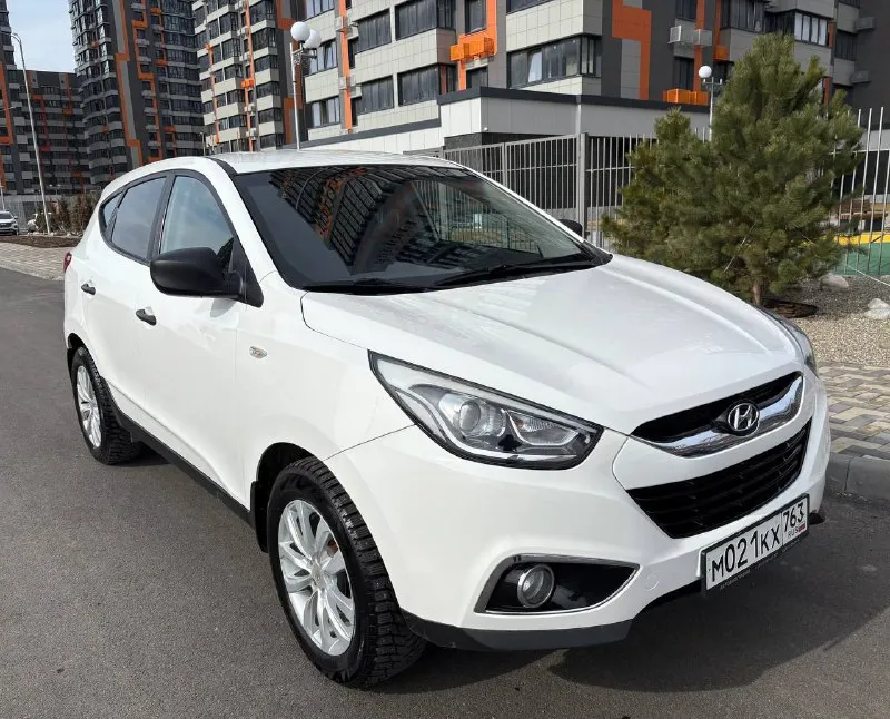 Hyundai ix 35 2014 полный привод куплен в салоне в 2015 году автомобиль полностью в заводском окрасе. зеленая автотека (без дтп и расчетов) все стекла и оптика заводские (включая лобовое стекло). птс оригинал. 3 собственника (4 регистрации) кузов без каких-либо дефектов. царапин, вмятин, рыжиков нет. по технике полностью обслужен. есть все чеки и заказ наряды с 2015 года по сегодняшний день. до 2021 года обслуживалась у официального дилера (есть сервисная книжка со всеми отметками) двигатель работает ровно, коробка переключает плавно. течей, запотеваний нет. только пройдено т/о новые передние тормозные диски и колодки в круг. ходовая часть полностью обслужена. без каких-либо шумов. зимняя резина 2024 года в состоянии новой. салон в отличном состоянии, не порван, не затерт. полный комплект ключей + сигнализация с автозапуском. автомобиль абсолютно без вложений. по запросу видео полного обзора и проверка толщиномером. ‼️ тел. +79495886250 📞 звоните: +7(949)5886250 - фотография - 2