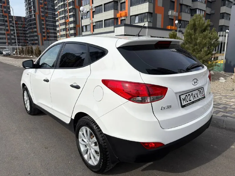 Hyundai ix 35 2014 полный привод куплен в салоне в 2015 году автомобиль полностью в заводском окрасе. зеленая автотека (без дтп и расчетов) все стекла и оптика заводские (включая лобовое стекло). птс оригинал. 3 собственника (4 регистрации) кузов без каких-либо дефектов. царапин, вмятин, рыжиков нет. по технике полностью обслужен. есть все чеки и заказ наряды с 2015 года по сегодняшний день. до 2021 года обслуживалась у официального дилера (есть сервисная книжка со всеми отметками) двигатель работает ровно, коробка переключает плавно. течей, запотеваний нет. только пройдено т/о новые передние тормозные диски и колодки в круг. ходовая часть полностью обслужена. без каких-либо шумов. зимняя резина 2024 года в состоянии новой. салон в отличном состоянии, не порван, не затерт. полный комплект ключей + сигнализация с автозапуском. автомобиль абсолютно без вложений. по запросу видео полного обзора и проверка толщиномером. ‼️ тел. +79495886250 📞 звоните: +7(949)5886250 - фотография - 3