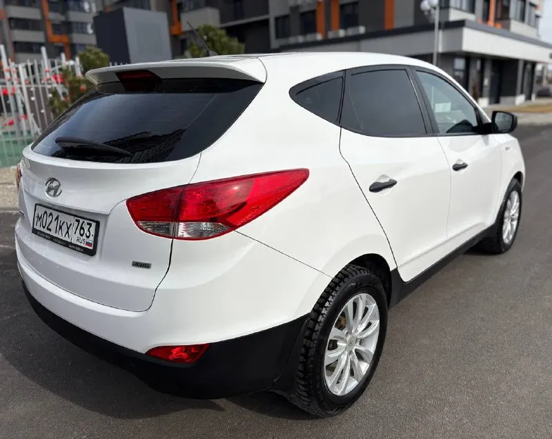 Hyundai ix 35 2014 полный привод куплен в салоне в 2015 году автомобиль полностью в заводском окрасе. зеленая автотека (без дтп и расчетов) все стекла и оптика заводские (включая лобовое стекло). птс оригинал. 3 собственника (4 регистрации) кузов без каких-либо дефектов. царапин, вмятин, рыжиков нет. по технике полностью обслужен. есть все чеки и заказ наряды с 2015 года по сегодняшний день. до 2021 года обслуживалась у официального дилера (есть сервисная книжка со всеми отметками) двигатель работает ровно, коробка переключает плавно. течей, запотеваний нет. только пройдено т/о новые передние тормозные диски и колодки в круг. ходовая часть полностью обслужена. без каких-либо шумов. зимняя резина 2024 года в состоянии новой. салон в отличном состоянии, не порван, не затерт. полный комплект ключей + сигнализация с автозапуском. автомобиль абсолютно без вложений. по запросу видео полного обзора и проверка толщиномером. ‼️ тел. +79495886250 📞 звоните: +7(949)5886250 - фотография - 4