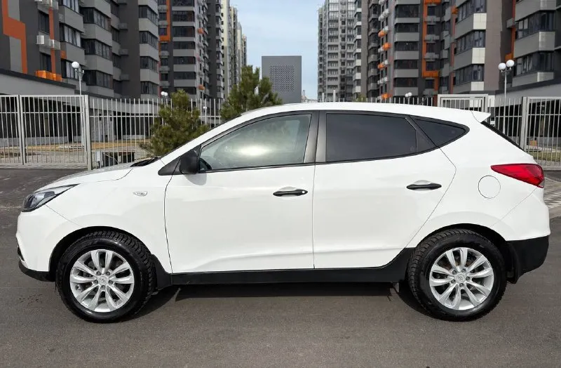 Hyundai ix 35 2014 полный привод куплен в салоне в 2015 году автомобиль полностью в заводском окрасе. зеленая автотека (без дтп и расчетов) все стекла и оптика заводские (включая лобовое стекло). птс оригинал. 3 собственника (4 регистрации) кузов без каких-либо дефектов. царапин, вмятин, рыжиков нет. по технике полностью обслужен. есть все чеки и заказ наряды с 2015 года по сегодняшний день. до 2021 года обслуживалась у официального дилера (есть сервисная книжка со всеми отметками) двигатель работает ровно, коробка переключает плавно. течей, запотеваний нет. только пройдено т/о новые передние тормозные диски и колодки в круг. ходовая часть полностью обслужена. без каких-либо шумов. зимняя резина 2024 года в состоянии новой. салон в отличном состоянии, не порван, не затерт. полный комплект ключей + сигнализация с автозапуском. автомобиль абсолютно без вложений. по запросу видео полного обзора и проверка толщиномером. ‼️ тел. +79495886250 📞 звоните: +7(949)5886250 - фотография - 5