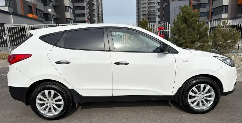 Hyundai ix 35 2014 полный привод куплен в салоне в 2015 году автомобиль полностью в заводском окрасе. зеленая автотека (без дтп и расчетов) все стекла и оптика заводские (включая лобовое стекло). птс оригинал. 3 собственника (4 регистрации) кузов без каких-либо дефектов. царапин, вмятин, рыжиков нет. по технике полностью обслужен. есть все чеки и заказ наряды с 2015 года по сегодняшний день. до 2021 года обслуживалась у официального дилера (есть сервисная книжка со всеми отметками) двигатель работает ровно, коробка переключает плавно. течей, запотеваний нет. только пройдено т/о новые передние тормозные диски и колодки в круг. ходовая часть полностью обслужена. без каких-либо шумов. зимняя резина 2024 года в состоянии новой. салон в отличном состоянии, не порван, не затерт. полный комплект ключей + сигнализация с автозапуском. автомобиль абсолютно без вложений. по запросу видео полного обзора и проверка толщиномером. ‼️ тел. +79495886250 📞 звоните: +7(949)5886250 - фотография - 6