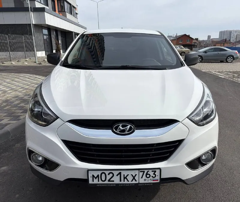 Hyundai ix 35 2014 полный привод куплен в салоне в 2015 году автомобиль полностью в заводском окрасе. зеленая автотека (без дтп и расчетов) все стекла и оптика заводские (включая лобовое стекло). птс оригинал. 3 собственника (4 регистрации) кузов без каких-либо дефектов. царапин, вмятин, рыжиков нет. по технике полностью обслужен. есть все чеки и заказ наряды с 2015 года по сегодняшний день. до 2021 года обслуживалась у официального дилера (есть сервисная книжка со всеми отметками) двигатель работает ровно, коробка переключает плавно. течей, запотеваний нет. только пройдено т/о новые передние тормозные диски и колодки в круг. ходовая часть полностью обслужена. без каких-либо шумов. зимняя резина 2024 года в состоянии новой. салон в отличном состоянии, не порван, не затерт. полный комплект ключей + сигнализация с автозапуском. автомобиль абсолютно без вложений. по запросу видео полного обзора и проверка толщиномером. ‼️ тел. +79495886250 📞 звоните: +7(949)5886250 - фотография - 7