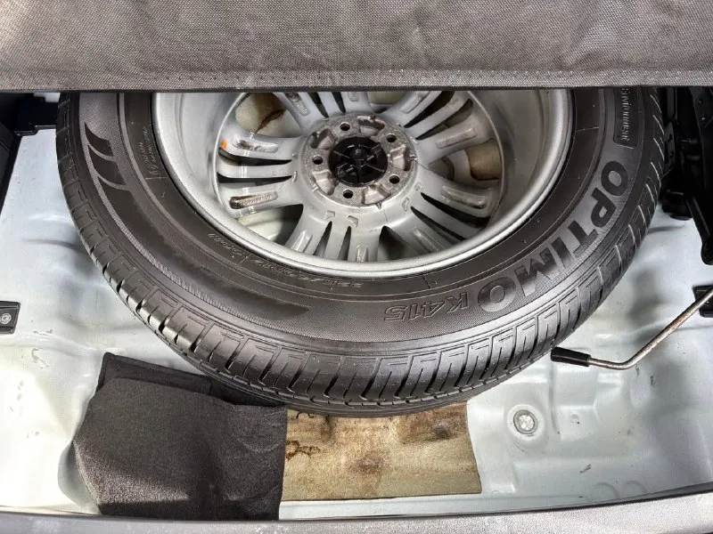 Hyundai ix 35 2014 полный привод куплен в салоне в 2015 году автомобиль полностью в заводском окрасе. зеленая автотека (без дтп и расчетов) все стекла и оптика заводские (включая лобовое стекло). птс оригинал. 3 собственника (4 регистрации) кузов без каких-либо дефектов. царапин, вмятин, рыжиков нет. по технике полностью обслужен. есть все чеки и заказ наряды с 2015 года по сегодняшний день. до 2021 года обслуживалась у официального дилера (есть сервисная книжка со всеми отметками) двигатель работает ровно, коробка переключает плавно. течей, запотеваний нет. только пройдено т/о новые передние тормозные диски и колодки в круг. ходовая часть полностью обслужена. без каких-либо шумов. зимняя резина 2024 года в состоянии новой. салон в отличном состоянии, не порван, не затерт. полный комплект ключей + сигнализация с автозапуском. автомобиль абсолютно без вложений. по запросу видео полного обзора и проверка толщиномером. ‼️ тел. +79495886250 📞 звоните: +7(949)5886250 - фотография - 9