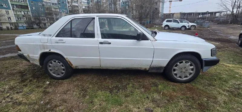 Продаю бодрого мерса. с гуром w 190 после капиталки пол года(работает отлично, тянет отлично) дно и пороги поварены (остались косяки по внешке, на фото видно) не критично, коробка также перебиралась. резина уверенная зимняя на шипах. красивые катки. по ходовой вопросов нет. печка дует, магнитола играет. свижий 75 акб дворник и омывайка работает, свет работает. каких-то срочных вложений не требует. ценник у мерса по цене десятки гнилой. обмены не интересуют, разве что на деньги. по документам все ровно, дкп стс птс, залогов и ограничений нет. цена 180 торг хорошим людям присутствует. +79493243525 звоните или связь тг 📲 tg: @zet01021 📞 звоните: +7(949)3243525 - фотография - 2