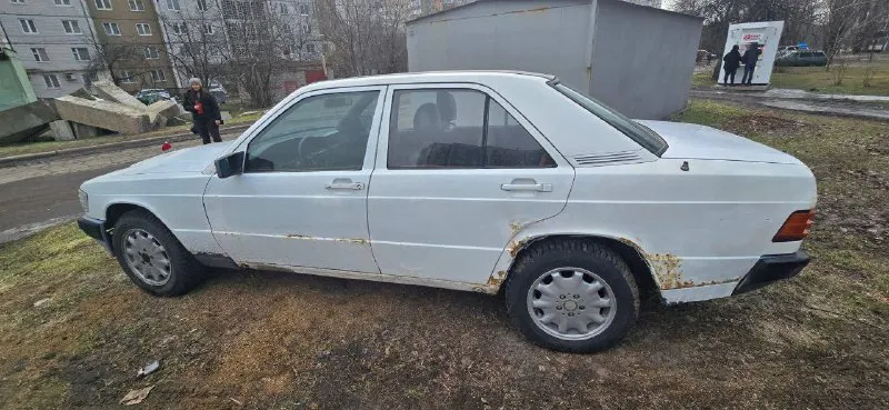 Продаю бодрого мерса. с гуром w 190 после капиталки пол года(работает отлично, тянет отлично) дно и пороги поварены (остались косяки по внешке, на фото видно) не критично, коробка также перебиралась. резина уверенная зимняя на шипах. красивые катки. по ходовой вопросов нет. печка дует, магнитола играет. свижий 75 акб дворник и омывайка работает, свет работает. каких-то срочных вложений не требует. ценник у мерса по цене десятки гнилой. обмены не интересуют, разве что на деньги. по документам все ровно, дкп стс птс, залогов и ограничений нет. цена 180 торг хорошим людям присутствует. +79493243525 звоните или связь тг 📲 tg: @zet01021 📞 звоните: +7(949)3243525 - фотография - 4
