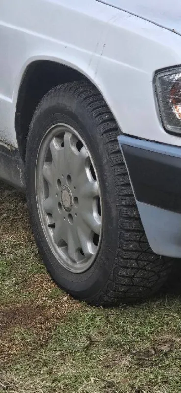 Продаю бодрого мерса. с гуром w 190 после капиталки пол года(работает отлично, тянет отлично) дно и пороги поварены (остались косяки по внешке, на фото видно) не критично, коробка также перебиралась. резина уверенная зимняя на шипах. красивые катки. по ходовой вопросов нет. печка дует, магнитола играет. свижий 75 акб дворник и омывайка работает, свет работает. каких-то срочных вложений не требует. ценник у мерса по цене десятки гнилой. обмены не интересуют, разве что на деньги. по документам все ровно, дкп стс птс, залогов и ограничений нет. цена 180 торг хорошим людям присутствует. +79493243525 звоните или связь тг 📲 tg: @zet01021 📞 звоните: +7(949)3243525 - фотография - 6