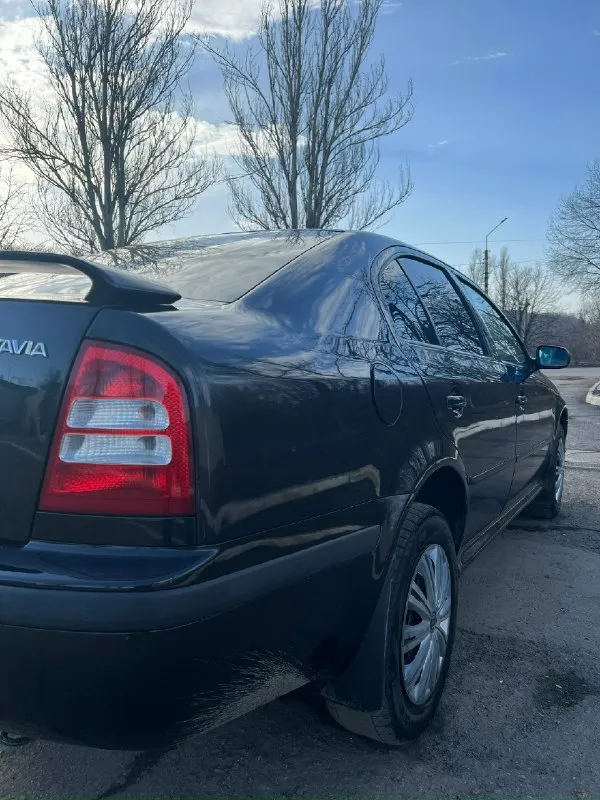 Skoda octavia tour 2008 год один владелец двигатель 1.6 bfq( 102 л. с. ) пробег 210.000 км автомобиль в хорошем состоянии. кузов ровный, без гнили и ржавчины. мотор работает идеально, едет бодро, масло не берет. ходовая часть обслужена. кпп без хрустов. сцепление в порядке. салон в отличном состоянии, не протертый, не прокуренный, водительская дверная ручка целая, черный потолок, козырьки и ручки черные. хорошая комплектация: кондиционер, усилитель руля (гур), центральный замок, электрорегулируемые зеркала, обогрев зеркал, корректор фар, передние стеклоподъемники, регулировка рулевой колонки, регулировка сидений по высоте, омыватель фар, заводской черный салон, очень вместительный багажник. юридически в полном порядке. территориально город макеевка. цена: 540 тыс. ₽, торг при осмотре. +79494549916 📞 звоните: +7(949)4549916 - фотография - 3