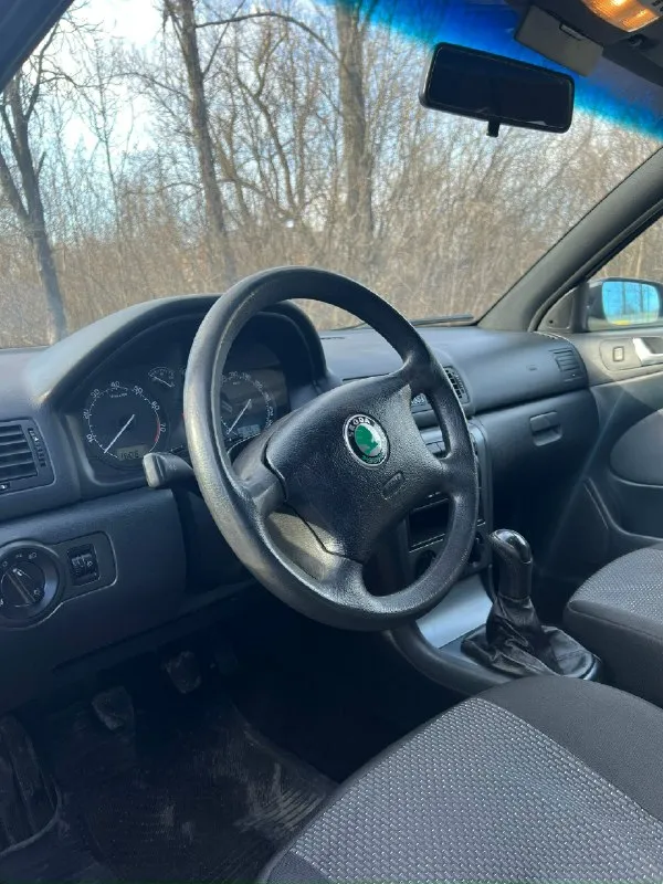 Skoda octavia tour 2008 год один владелец двигатель 1.6 bfq( 102 л. с. ) пробег 210.000 км автомобиль в хорошем состоянии. кузов ровный, без гнили и ржавчины. мотор работает идеально, едет бодро, масло не берет. ходовая часть обслужена. кпп без хрустов. сцепление в порядке. салон в отличном состоянии, не протертый, не прокуренный, водительская дверная ручка целая, черный потолок, козырьки и ручки черные. хорошая комплектация: кондиционер, усилитель руля (гур), центральный замок, электрорегулируемые зеркала, обогрев зеркал, корректор фар, передние стеклоподъемники, регулировка рулевой колонки, регулировка сидений по высоте, омыватель фар, заводской черный салон, очень вместительный багажник. юридически в полном порядке. территориально город макеевка. цена: 540 тыс. ₽, торг при осмотре. +79494549916 📞 звоните: +7(949)4549916 - фотография - 8